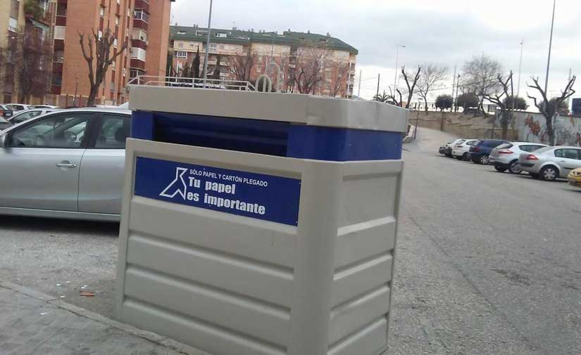 El Ayuntamiento de Jaén instala veinte nuevos contenedores de recogida de papel y cartón