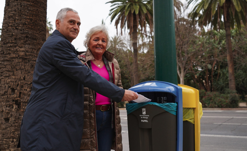 El Ayuntamiento de Málaga inicia un piloto con papeleras selectivas de papel y envases