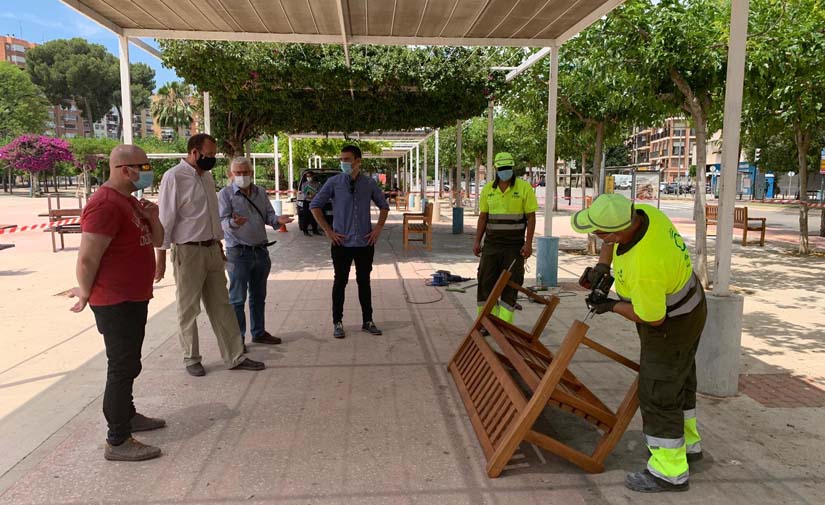 El Ayuntamiento de Murcia amplía las zonas estanciales de plazas, parques y jardines con nuevo mobiliario urbano