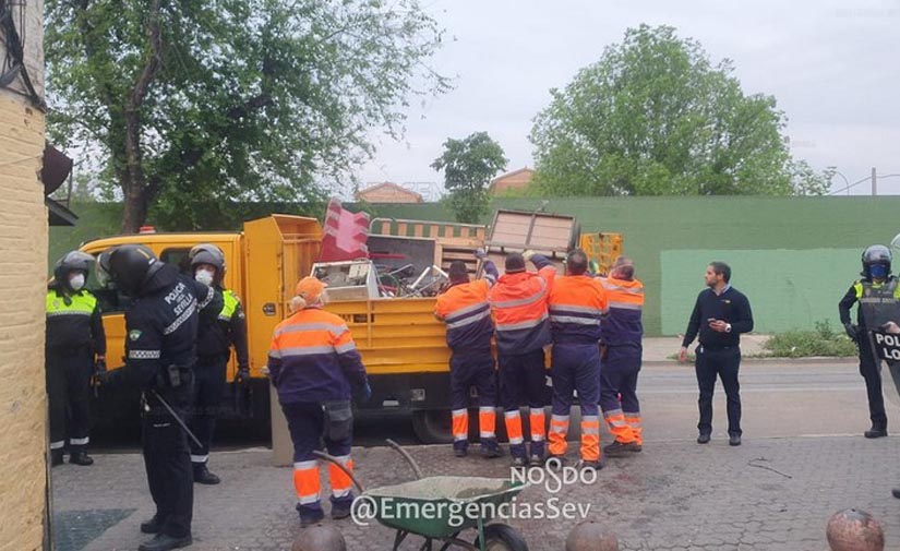 El dispositivo municipal ante la COVID 19 de Sevilla ejecuta una actuación especial de limpieza y desinfección en Torreblanca