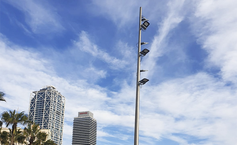 El Grupo Benito Novatilu renueva la instalación lumínica de la Barceloneta