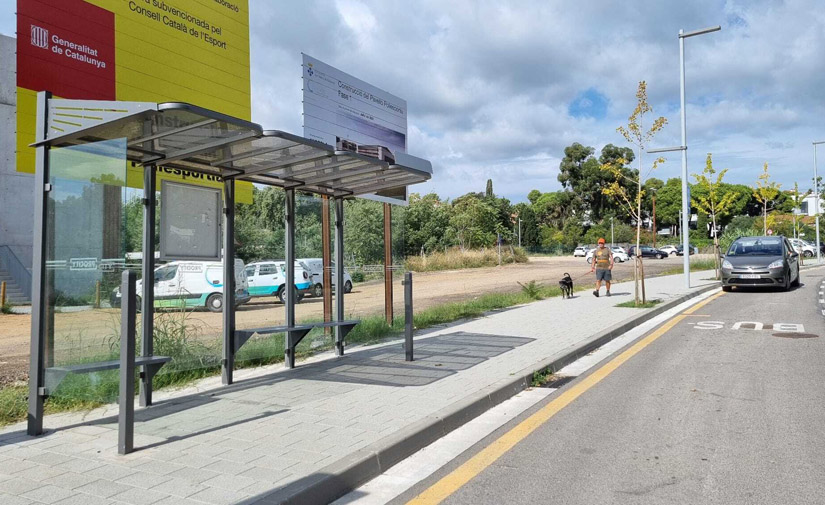 El Nou Pavelló Municipal d'Esports de Llavaneres cuenta con una nueva marquesina de autobús Conviviale