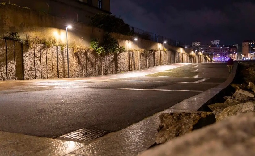 El paseo marítimo de A Coruña estrena nuevos puntos de luz en la zona de las Esclavas