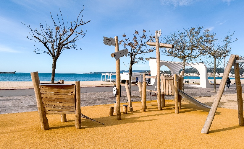 El Passeig del Mar de Palamós estrena nuevo diseño, mobiliario urbano y zona de juegos en madera de robinia