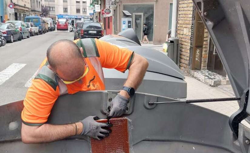 EMULSA refuerza la higiene urbana de Gijón con 1.500 placas antiolor y mejoras en la limpieza de contenedores