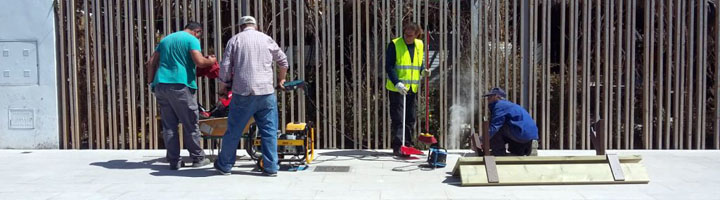 Almuñecar instala nuevo mobiliario urbano en el paseo de La Herradura