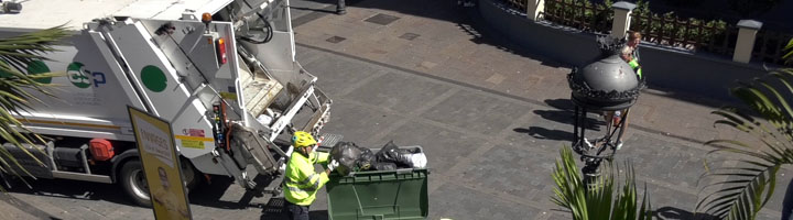 Una montaña de basura conciencia a la población de Los Llanos de Aridane sobre la separación de residuos