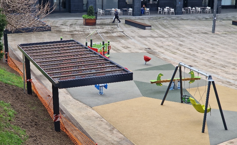 Finaliza la ampliación del parque infantil de la Plaza del Gas (Bilbao) con nuevos juegos y zonas de sombra