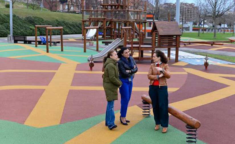 Finalizada la renovación del suelo de seguridad del parque infantil de Las Llamas de Santander
