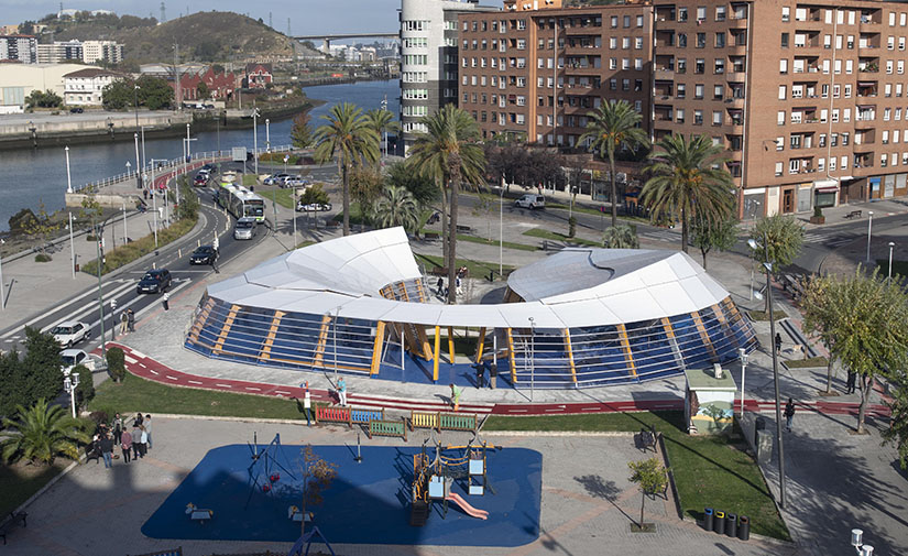 Finalizan las obras del espacio cubierto con juegos infantiles en la Plaza Andalucía de Bilbao