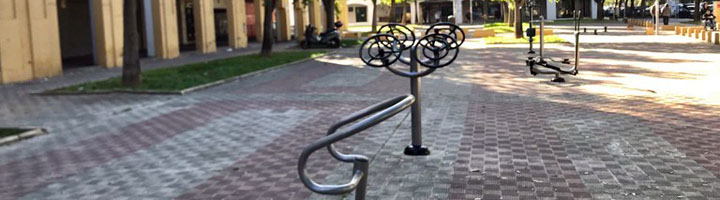 Sevilla cuenta con una nueva red de zonas de juegos biosalusables en plazas y espacios públicos del Distrito Este-Alcosa-Torreblanca