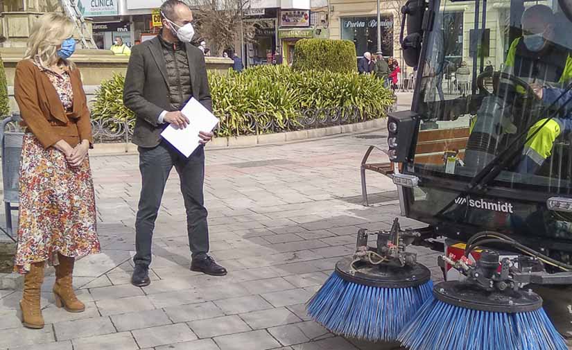 Granada incorpora al servicio de limpieza la primera barredora eléctrica