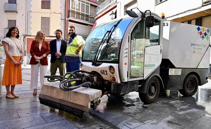 Granada realiza 1530 actuaciones de baldeo y fregado en menos de un mes