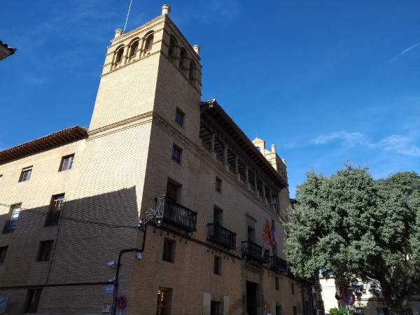 Huesca licita la renovación del alumbrado del casco antiguo y la iluminación monumental del Ayuntamiento