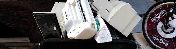 Una campaña informativa de reciclaje de aparatos electrónicos y eléctricos recorre las calles de Burriana