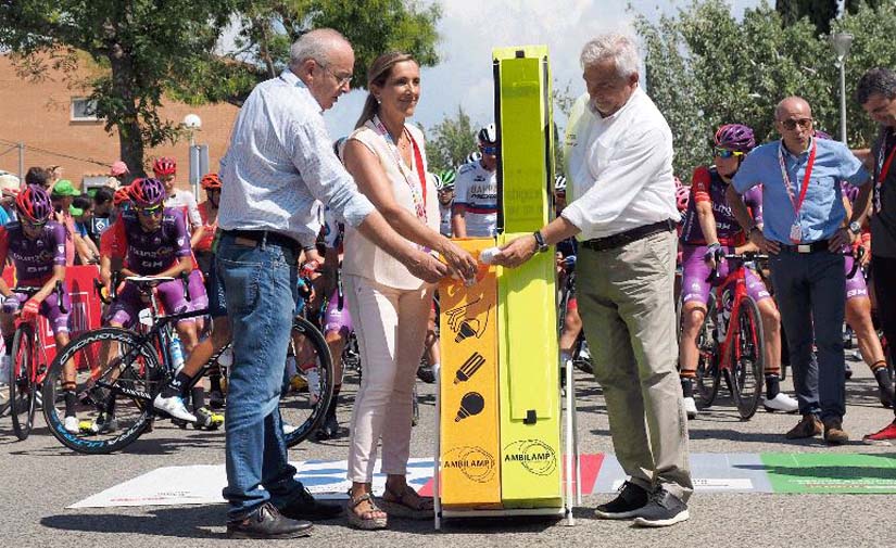 La alcaldesa de Valls y el conseller de Educación apoyan el reciclaje de bombillas en la salida de la Vuelta Ciclista