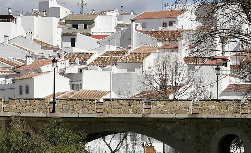 La Diputación de Málaga adjudica por 1,6 millones de euros la mejora del alumbrado de 7.000 farolas en 53 municipios