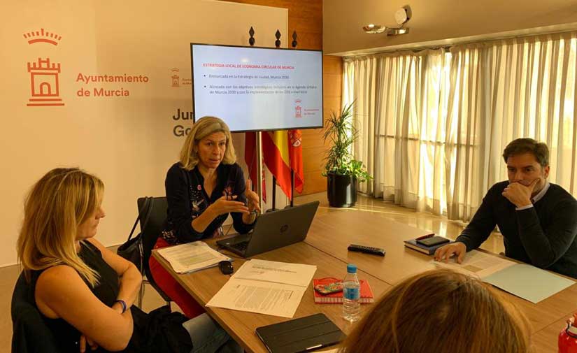 La gestión de residuos, el consumo, la sostenibilidad y la movilidad centran la primera mesa sectorial para el diseño de la Estrategia de Economía Circular en Murcia