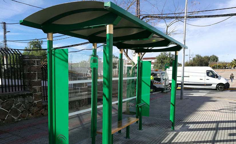 La Junta de Andalucía inicia la instalación de marquesinas de autobuses en 48 municipios