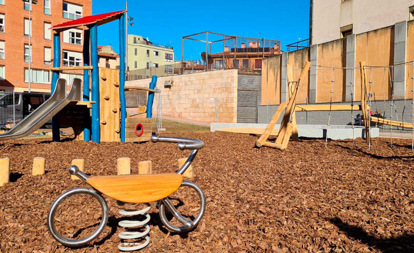 La madera de robinia, protagonista de la última remodelación de un parque infantil del Grupo Benito Novatilu