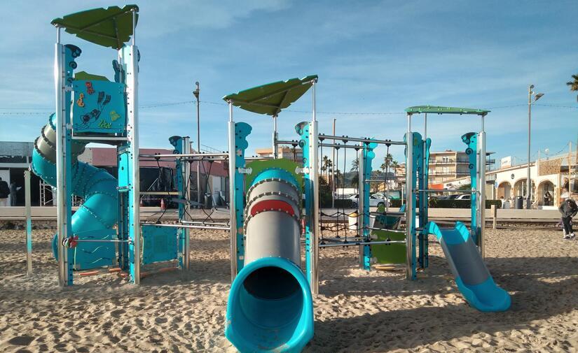 La playa del Arenal de Jávea incorpora un nuevo espacio de juego infantil adaptado a entornos costeros