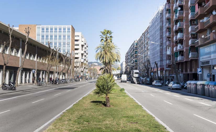 La red pedaleable de Barcelona llega al paseo de la Zona Franca con un nuevo carril bici