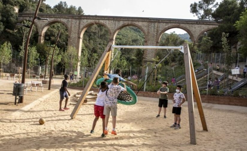 Las áreas de juego infantil, arterias vertebradoras de Barcelona