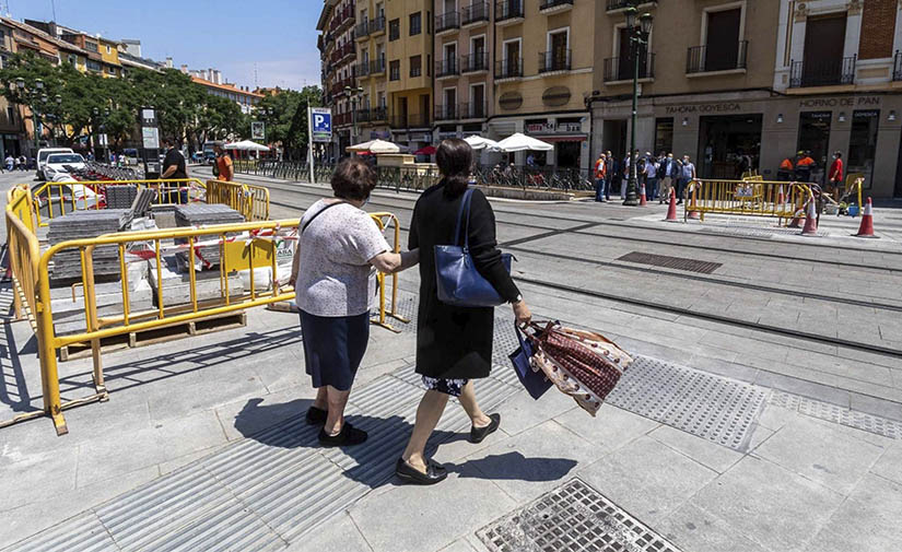 Las mejoras en accesibilidad peatonal de la calle César Augusto de Zaragoza, a punto de finalizar