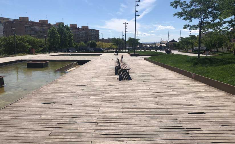 Lleida mejora el pavimento de madera del Parque del Cubrimiento de las Vías