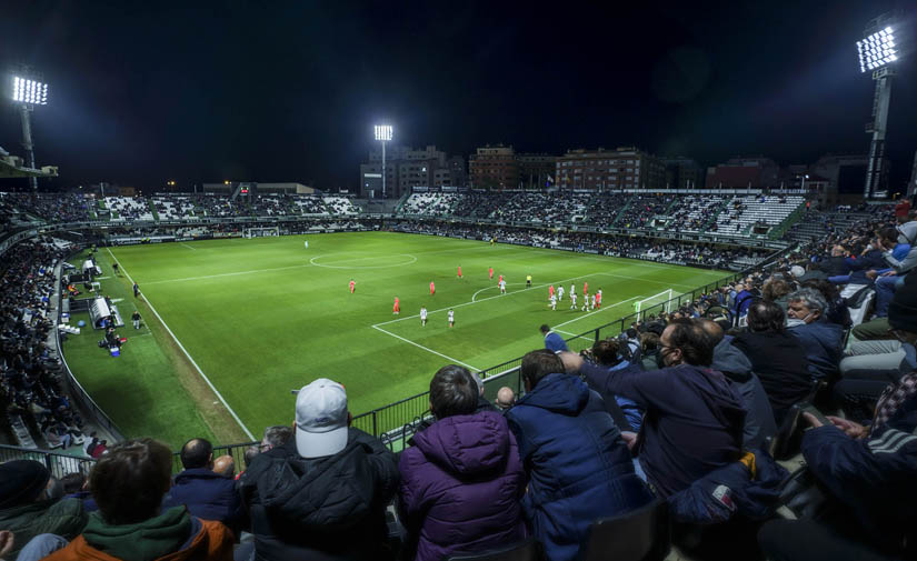 Los proyectores OMNIBLAST de Schréder garantizan la visibilidad en el Estadio Municipal Castalia