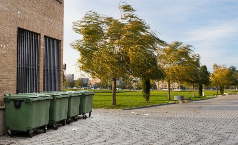Los temporales de viento evidencian la vulnerabilidad de los contenedores urbanos