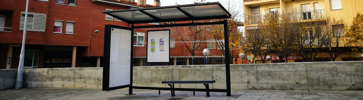 Martín Mena instala la nueva línea de marquesinas de autobús Elegante en el municipio de Polinyà