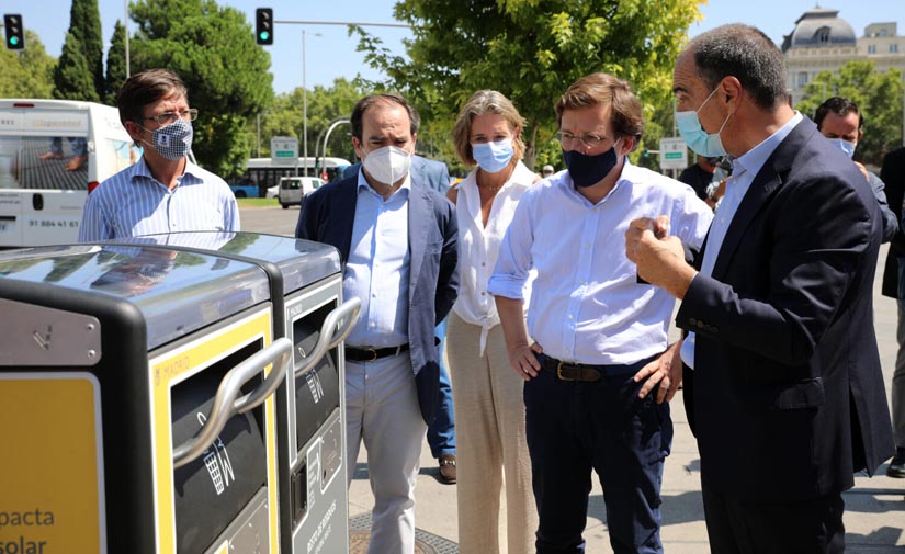 Madrid comienza el despliegue de 1.300 papeleras inteligentes en 21 distritos