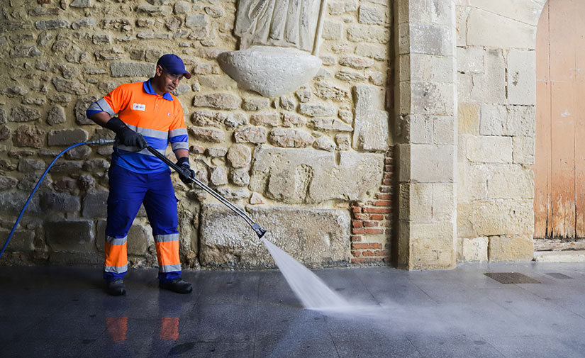 Madrid incrementa al máximo los baldeos en las calles y añade desinfectantes en la limpieza