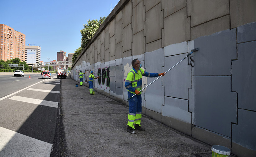 Madrid intensifica la limpieza de grafitis en el entorno de la M-30