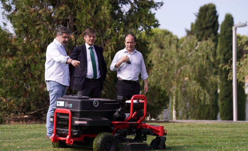 Madrid prueba segadoras autónomas eléctricas en el parque Juan Carlos I para el mantenimiento de zonas verdes