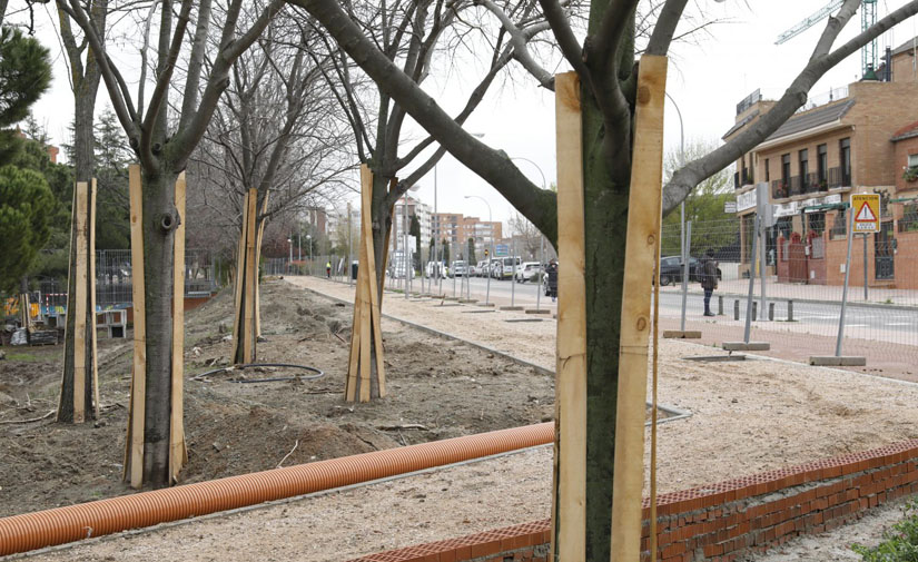 Madrid remodela las zonas verdes de la calle Real de Arganda en Villa de Vallecas