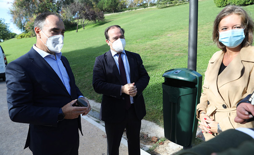 Madrid sustituye 23.000 papeleras de sus zonas verdes