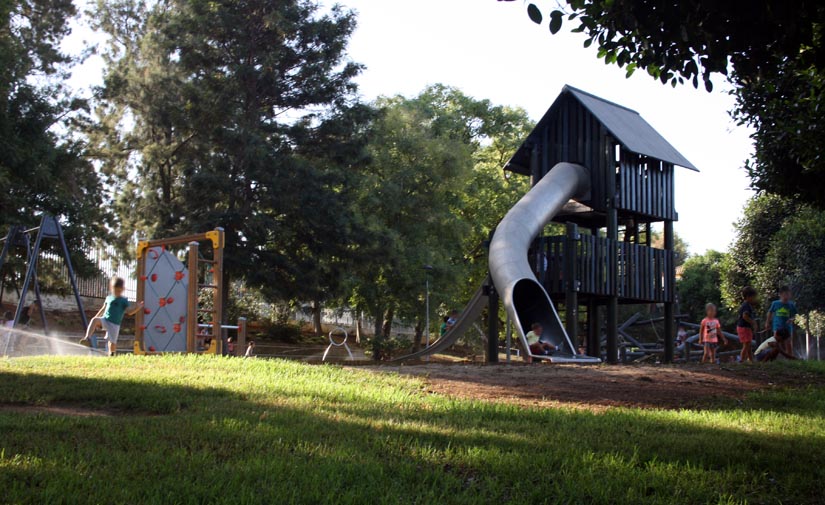 Mairena del Alcor renueva las áreas de juegos infantiles en el parque Tierno Galván y las plazas aceitunas y adelfas