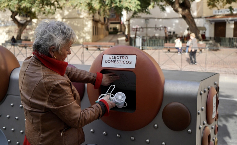 Málaga instala 14 puntos limpios de proximidad en los once distritos de la ciudad