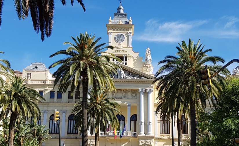 Málaga se apunta a los fondos FEDER para renovar el alumbrado e instalar fotovoltaica