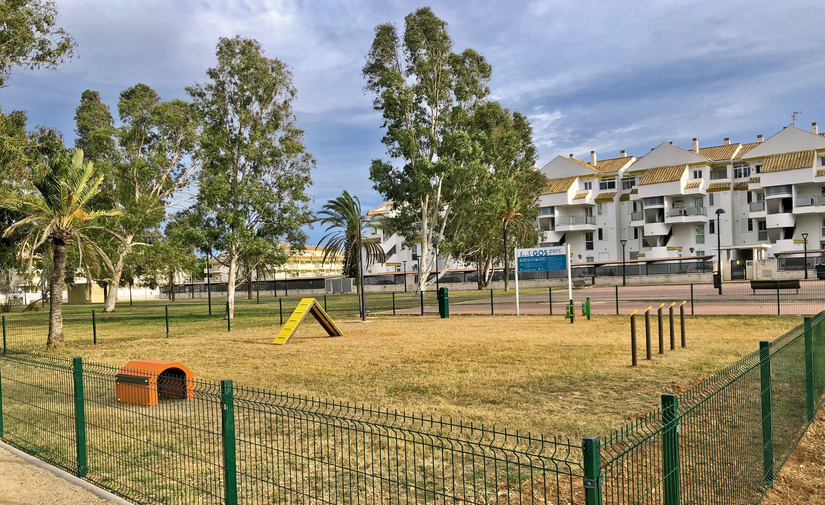 Martín Mena instala un nuevo parque canino de juegos en Torreblanca 