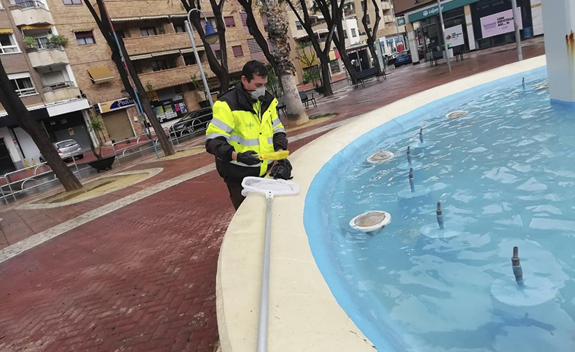 Murcia mantiene el protocolo de limpieza de lagos y fuentes para controlar la salubridad del agua