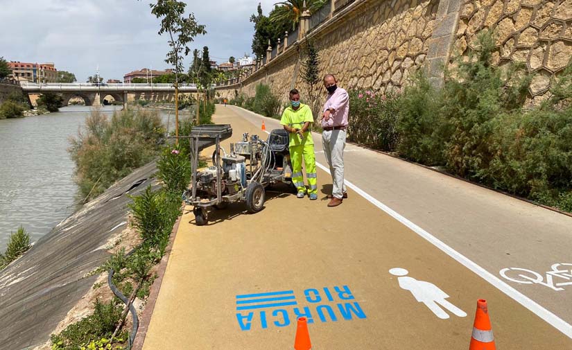 Nueva señalización horizontal a lo largo de 4.000 metros para el carril bici y los pasos peatonales de Murcia Río