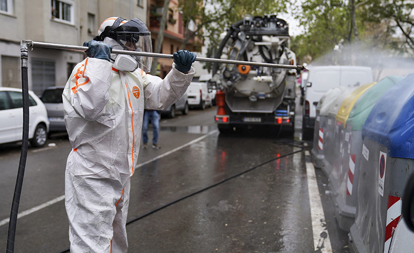 Nuevos equipos de limpieza para desinfectar los contenedores de residuos: Barcelona refuerza el servicio