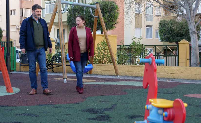 Nuevos suelos de caucho en los parques de Mijas