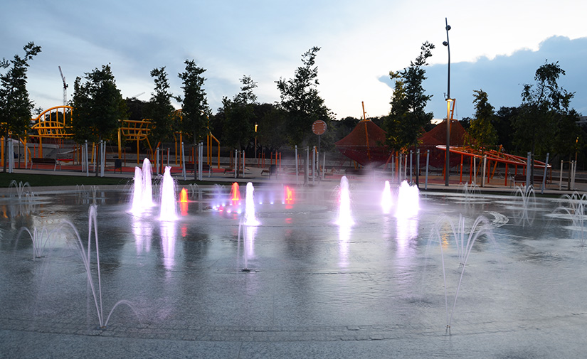 Oasis urbano y fuente transitable interactiva en Metropolitan Park