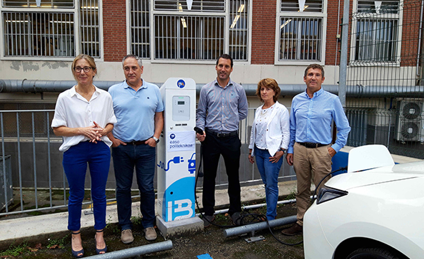 Primer punto de carga de vehículos eléctricos en un centro de enseñanza de Donostia
