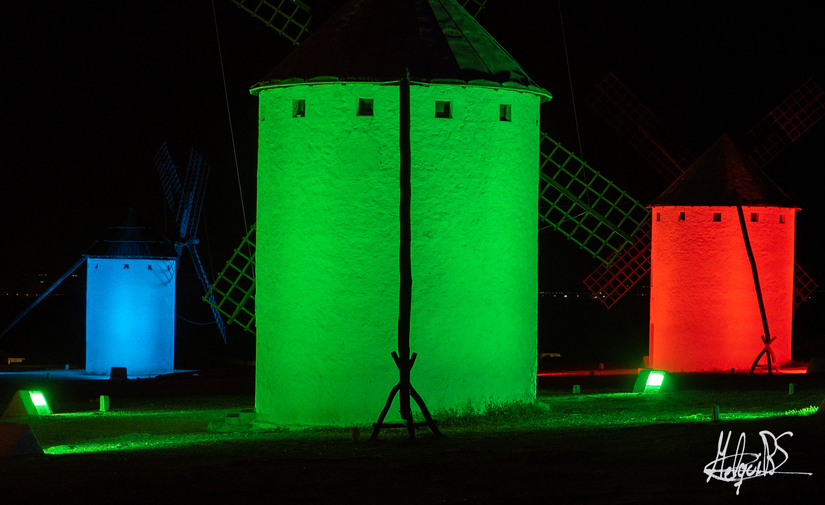 Proyectores RGBW de BENITO iluminan con colores los molinos quijotescos de Campo de Criptana
