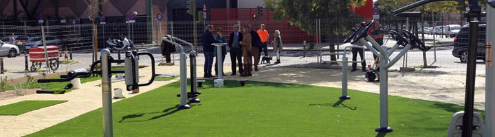 Sevilla culmina la construcción de un área ajardinada con aparatos biosaludables en la Avenida de los Gavilanes
